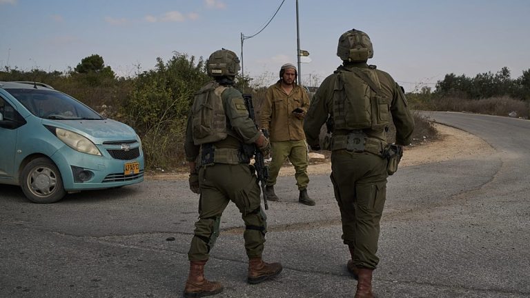 حادث دهس شمال رام الله.. الجيش الإسرائيلي يلاحق سائقاً فلسطينياً وتقارير تكشف اعتداءات لمستوطنين قبل الواقعة