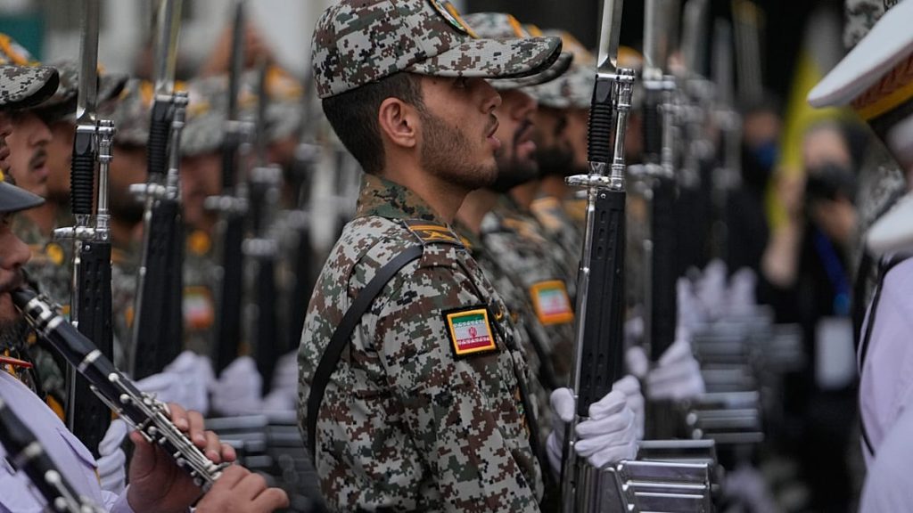 إيران تلوّح بتوسيع الحرب خارج الشرق الأوسط.. وناقلة نفط تشتعل في هرمز وسط ترقب لقرار ترامب