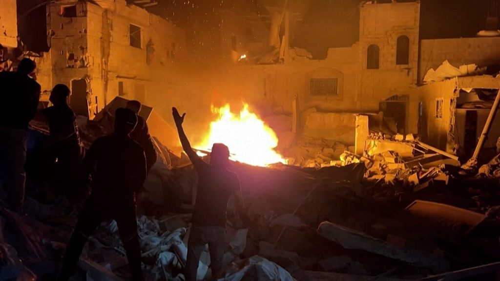 فيديو. غزة: لحظة غارة إسرائيلية تصيب مبنى في النصيرات توثقها الكاميرا