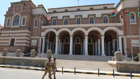 بعد قبول استقالة محافظه.. البنك المركزي الليبي يبلّغ عن عملية اقتحام لمقرّه