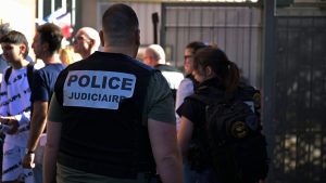 مسلح يقتل شخصًا ويصيب أربعة آخرين في ضواحي باريس.. والسلطات تفتح تحقيقًا بشبهة الإرهاب