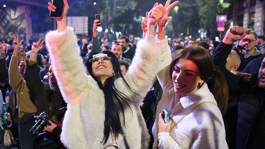 فيديو. صربيا: حشود تحتفل في بلغراد بعد إقرار فوتشيتش بالهزيمة