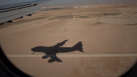 عاجل. – هجوم على مطار الرياض يوقع جرحى ويتسبب في تعليق العمليات التشغيلية.. وترامب يلوّح بقرار مرتقب