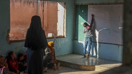 تعديلات المناهج السورية تثير الجدل.. حذف صور وشخصيات تاريخية وتساؤلات عن الهوية والتنوع