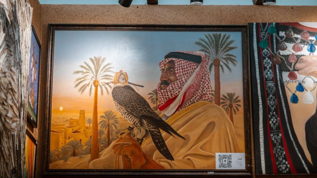 «الشموخ».. عمل فني يستلهم محبة الملك سلمان ورمزية الصقر بمعرض الصقور والصيد السعودي الدولي 2026