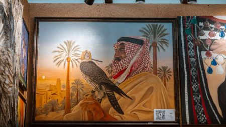 «الشموخ».. عمل فني يستلهم محبة الملك سلمان ورمزية الصقر بمعرض الصقور والصيد السعودي الدولي 2026