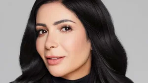 مسلسل طالع نازل يعيد منى زكي للدراما بعد غياب