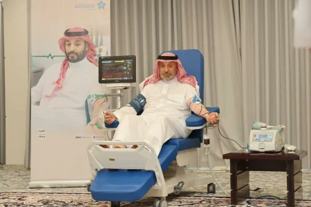 أمير نجران يشارك في الحملة الوطنية للتبرع بالدم
