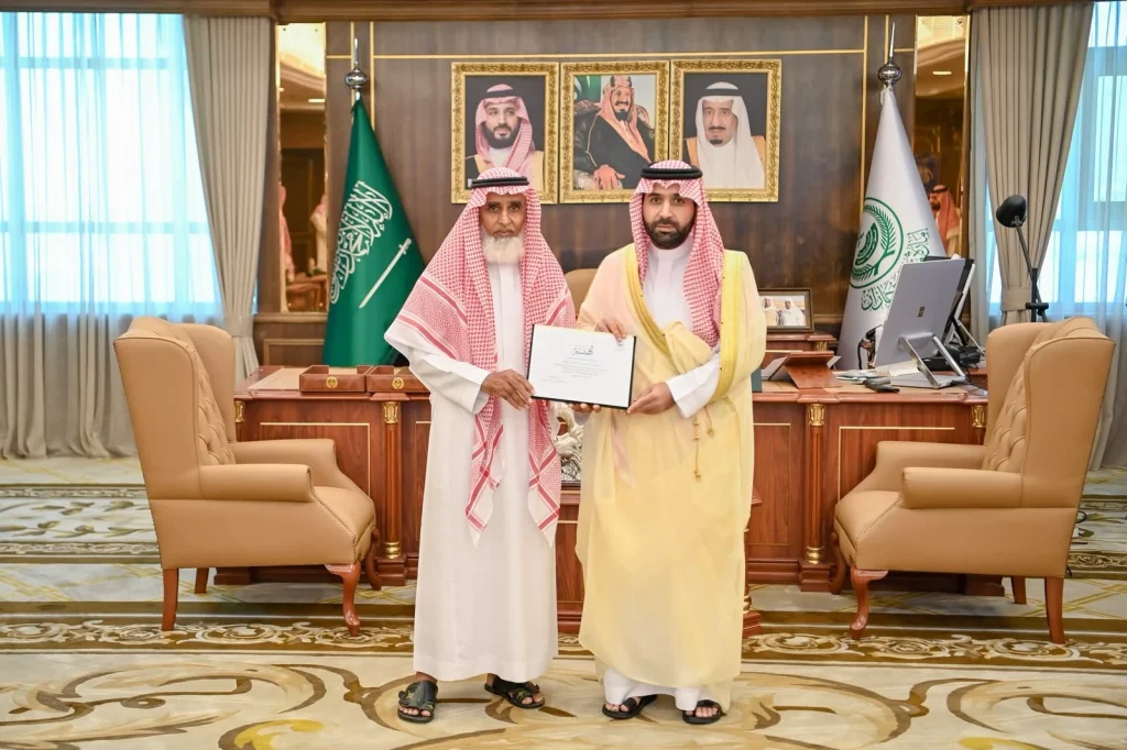 أمير جازان يكرم المزارع حسن حبيبي لاختياره من الفاو