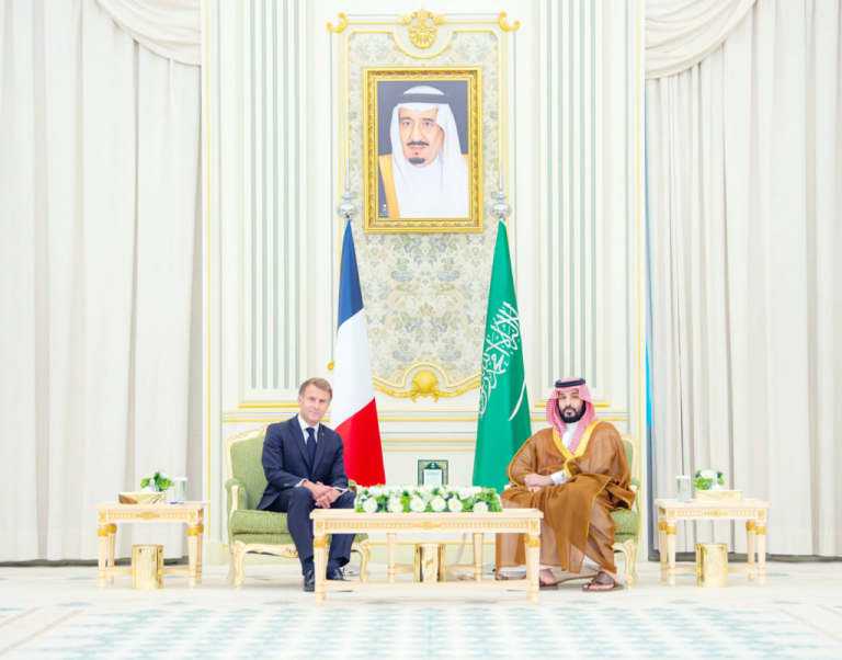ولي العهد ورئيس فرنسا يبحثان آفاق التعاون السعودي الفرنسي